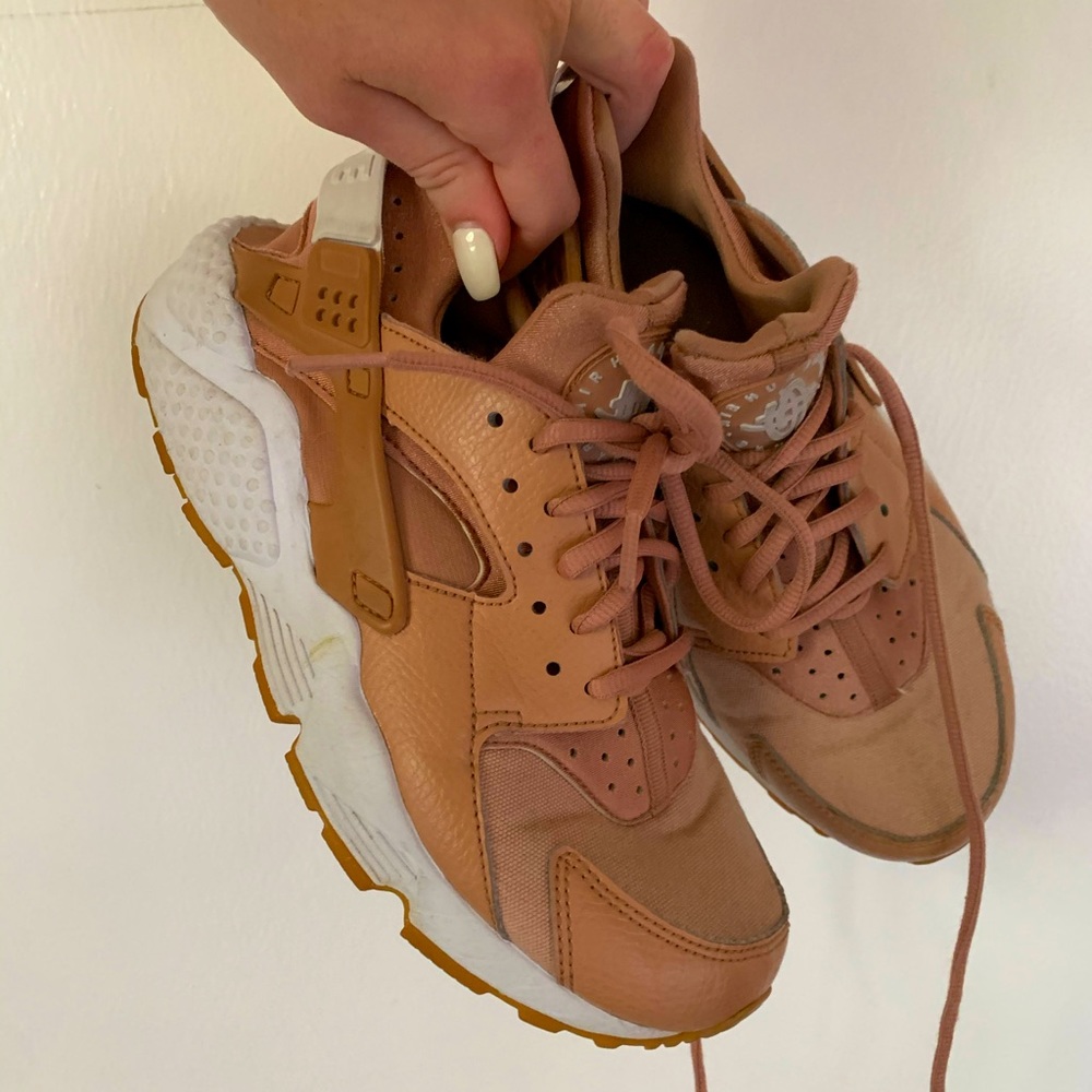 pink nike huaraches !!